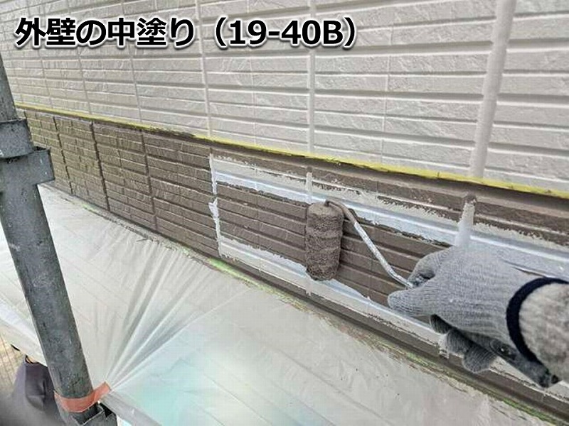 外壁の中塗り（19-40B）