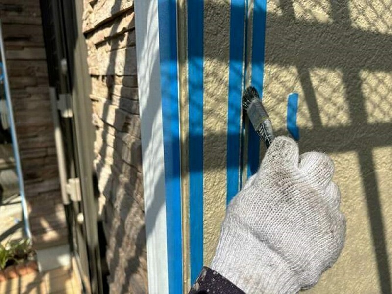 目地へプライマーを塗布