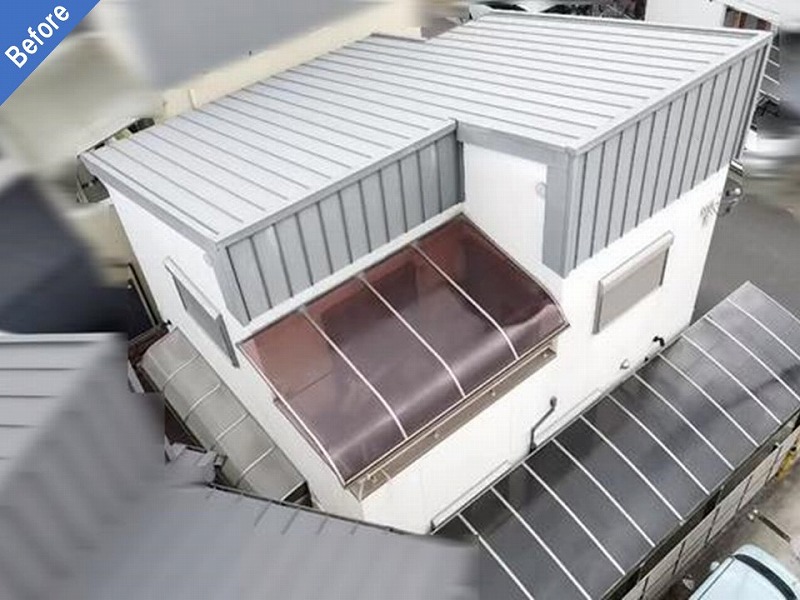 屋根塗装前の戸建て