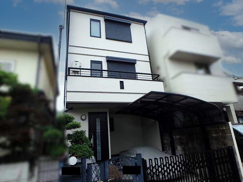 3階建てをベージュで外壁塗装した事例2