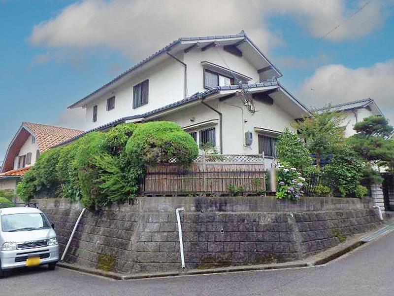 和風の家をベージュで外壁塗装した事例1