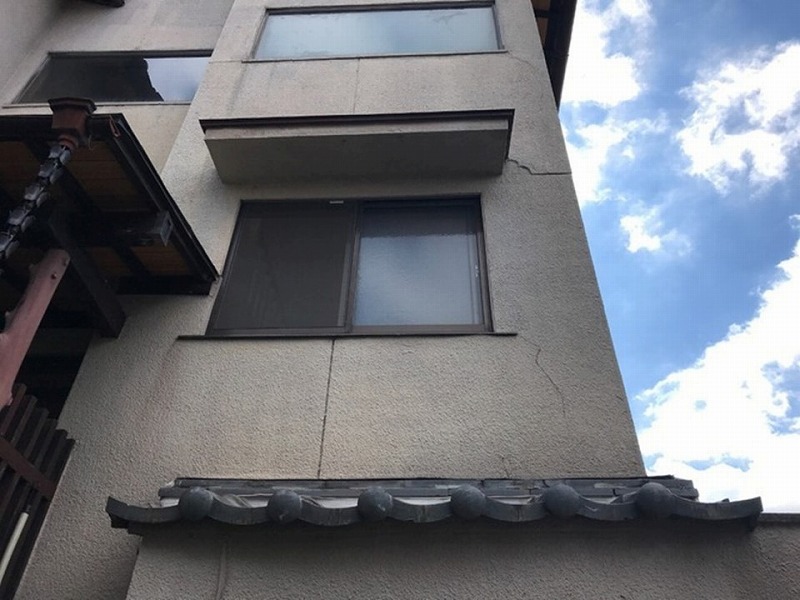 雨漏りのある窓枠廻り
