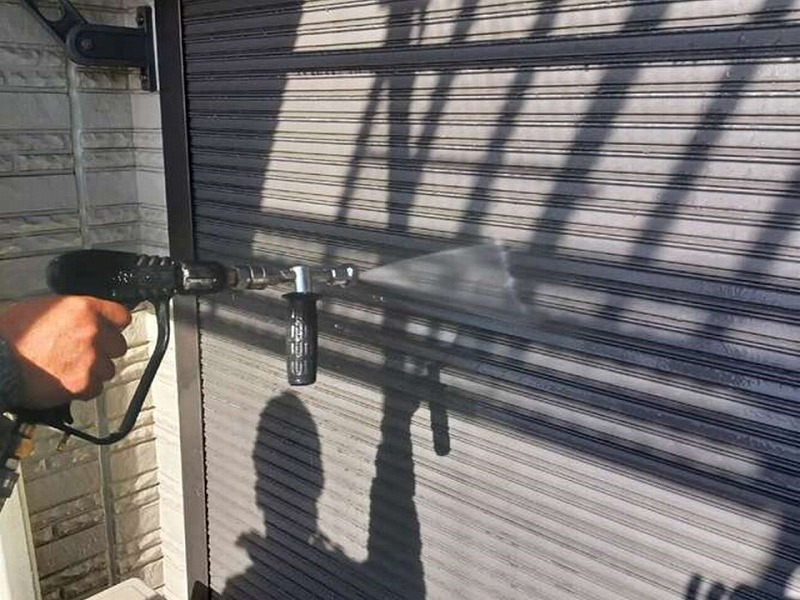 シャッターの高圧洗浄