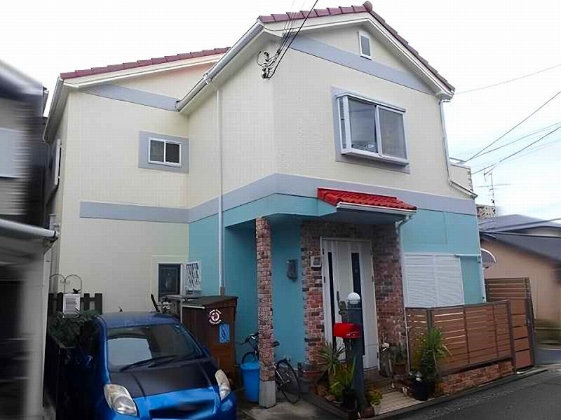個性的な色とベージュを組み合わせた外壁の事例1