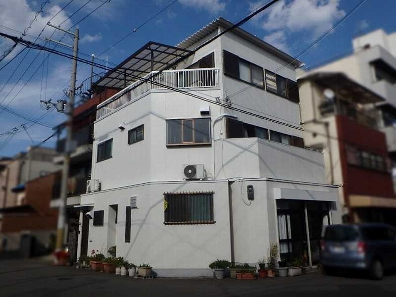 3階建てをベージュで外壁塗装した事例1