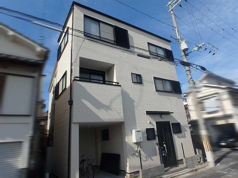 3階建てをベージュで外壁塗装した事例3