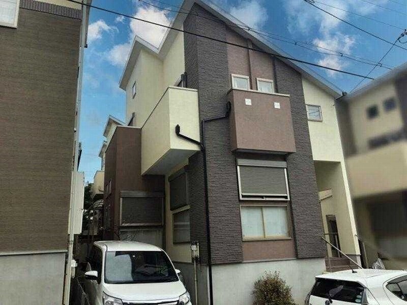 ベージュ×茶色を組み合わせた外壁の事例1