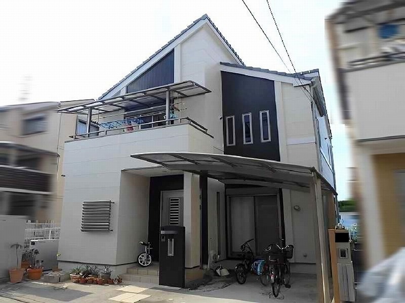ベージュ×黒・グレー系を組み合わせた外壁の事例2