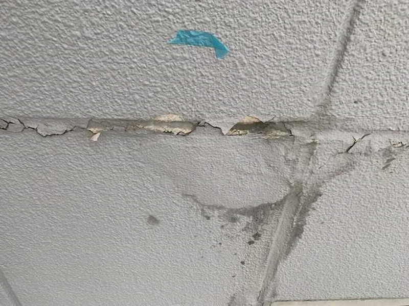 爆裂したALCパネル