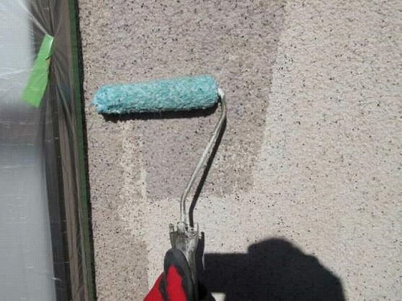 セラミック塗料仕上げの外壁にシーラーを塗布する工程