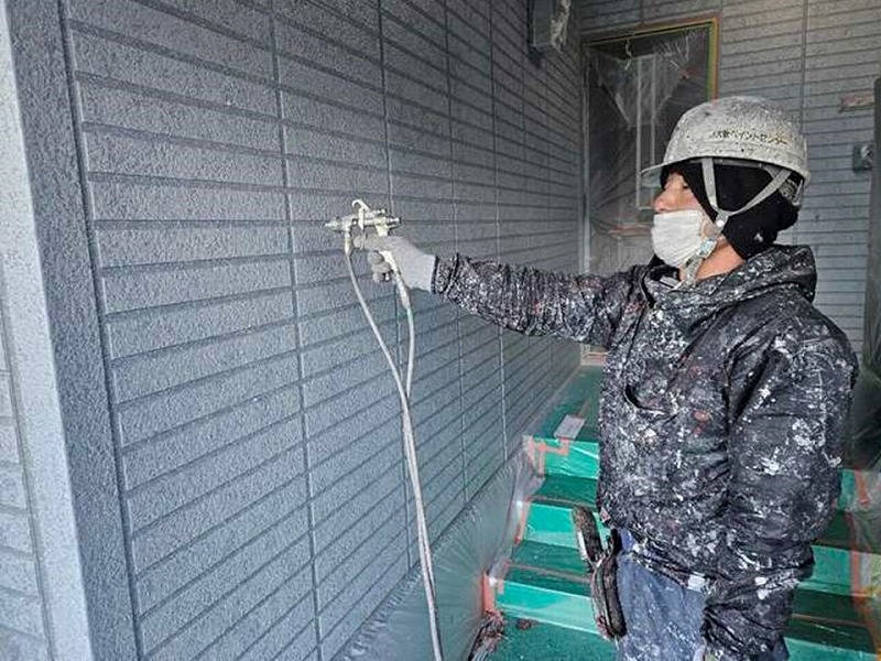 マンションのサイディングに多彩模様で吹付け
