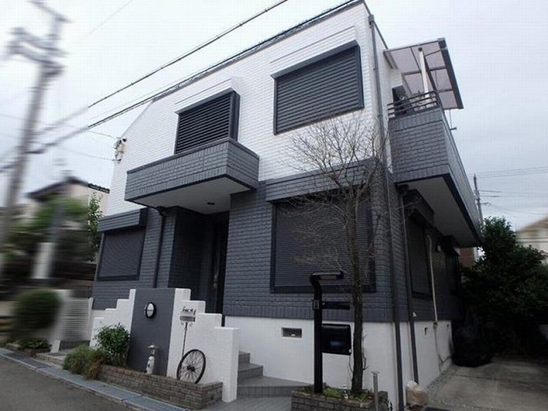 白×黒で玄関廻りが個性的なデザインの積水ハウス