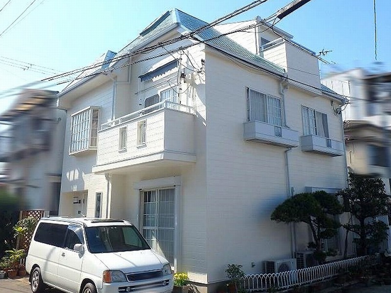 白色単色の外壁×ニュアンスカラーのグリーンの屋根
