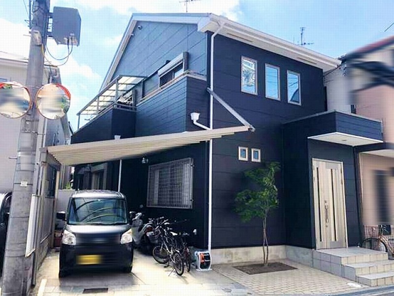 全面黒一色にベランダ内側だけ白色の外壁
