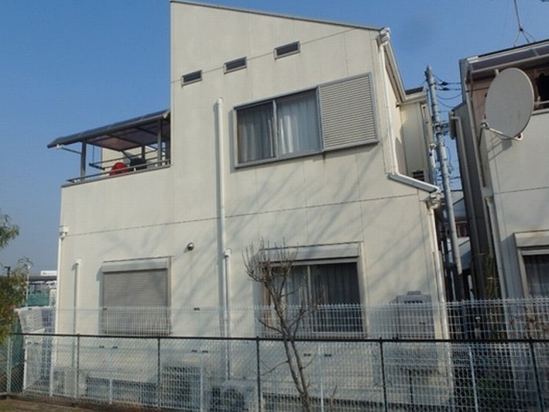 汚れが付着しやすい白色の外壁