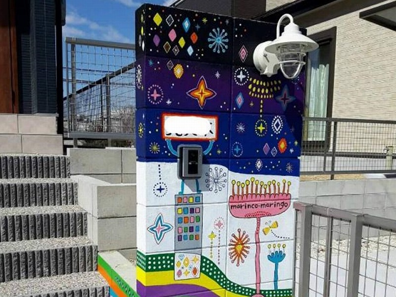 ペイントアートを活かした門柱のデザイン