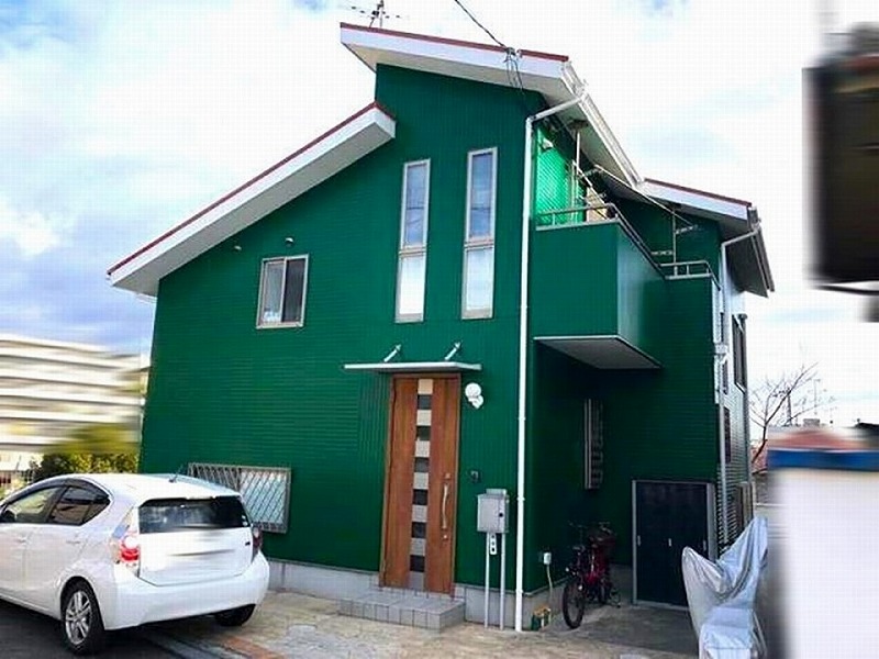 グリーンの外壁と赤色の屋根で鮮やかなデザイン