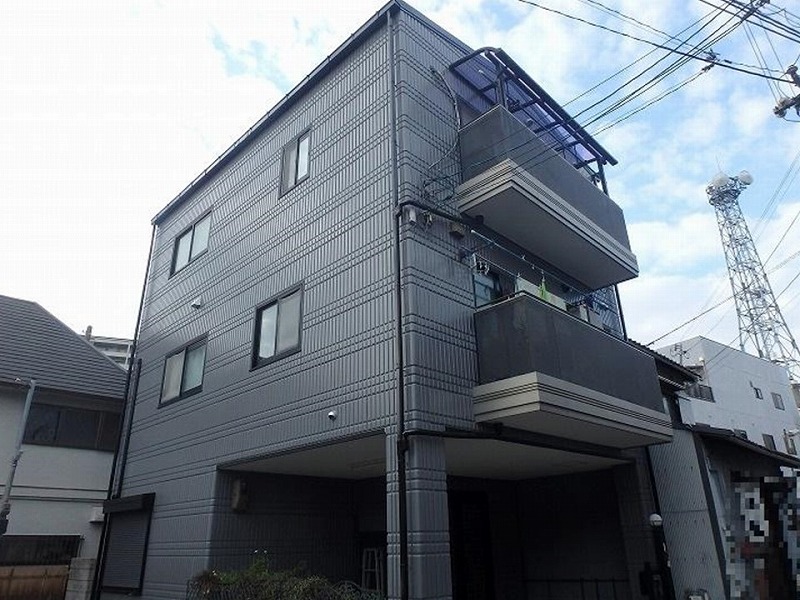 グレー系一色で洗練されたパナホームの住宅