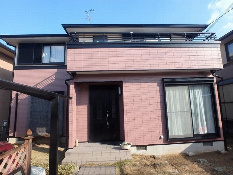 ピンク色の外壁で個性的なデザイン