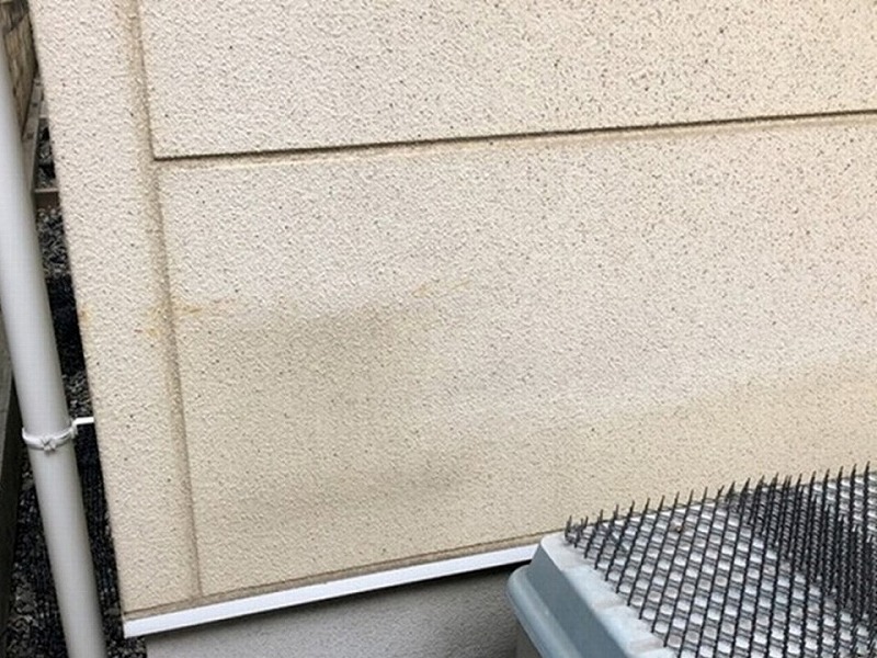 ベージュの外壁に付着する汚れ