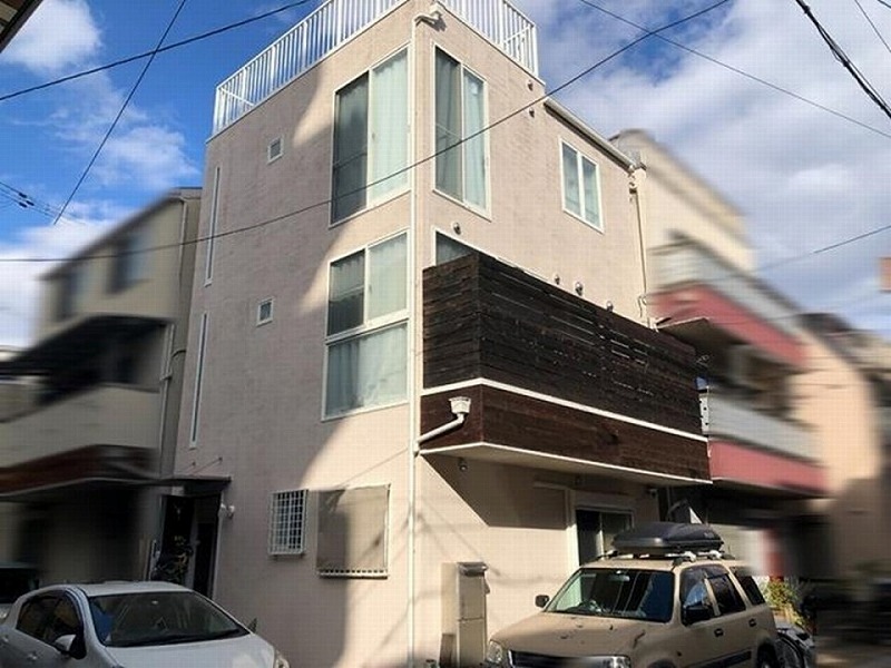 ジョリパット仕上げと木目調がアクセントになったデザイン