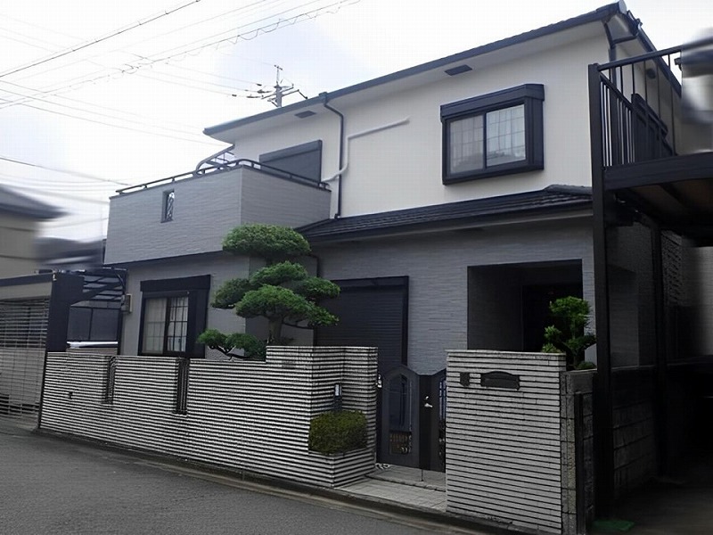 白×グレーのモノトーン調の外壁
