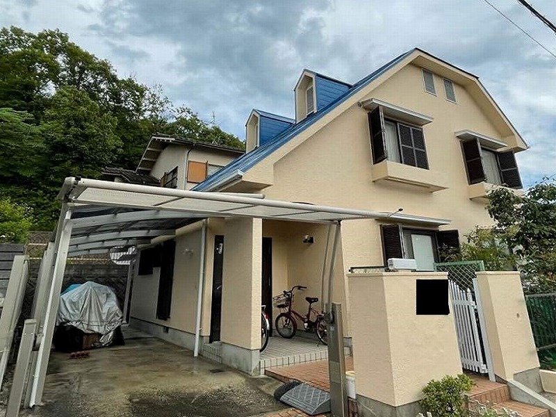 ベージュ系外壁×ブルー系屋根