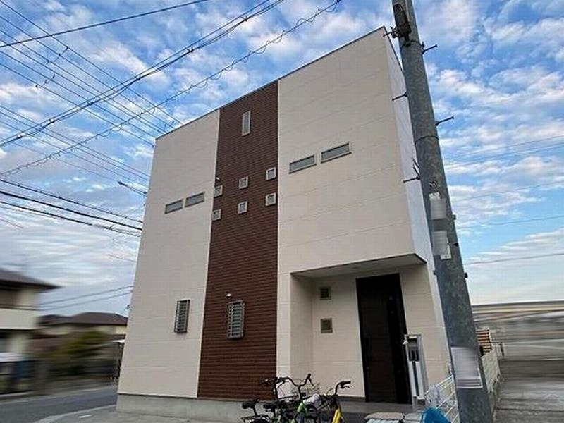 白×ブラウンのモダンな軒無しのデザイン