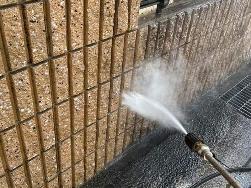外塀の高圧洗浄