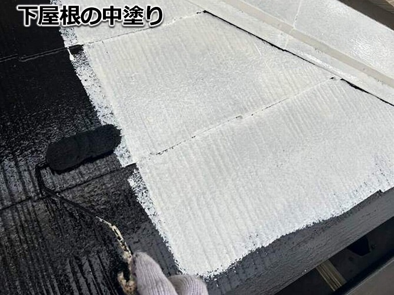 下屋根の中塗り