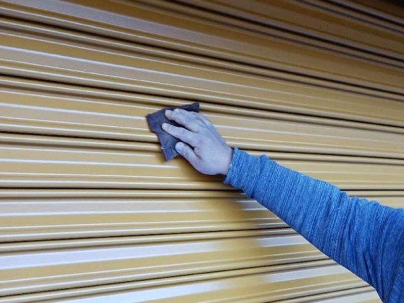 シャッター塗装の工程 下地処理（ケレン作業）