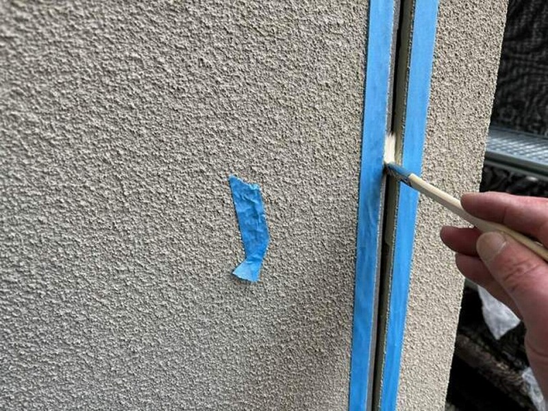 目地の清掃とプライマー塗布