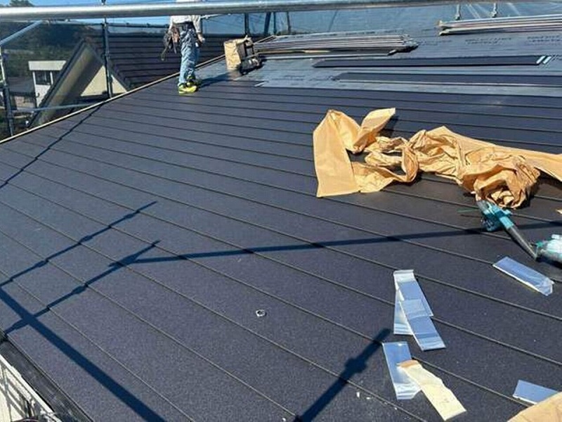 軒から順番にスーパーガルテクトの取り付け