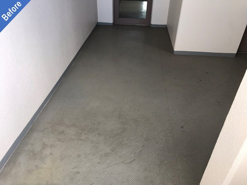 長尺シート張り替え前のマンション共用部