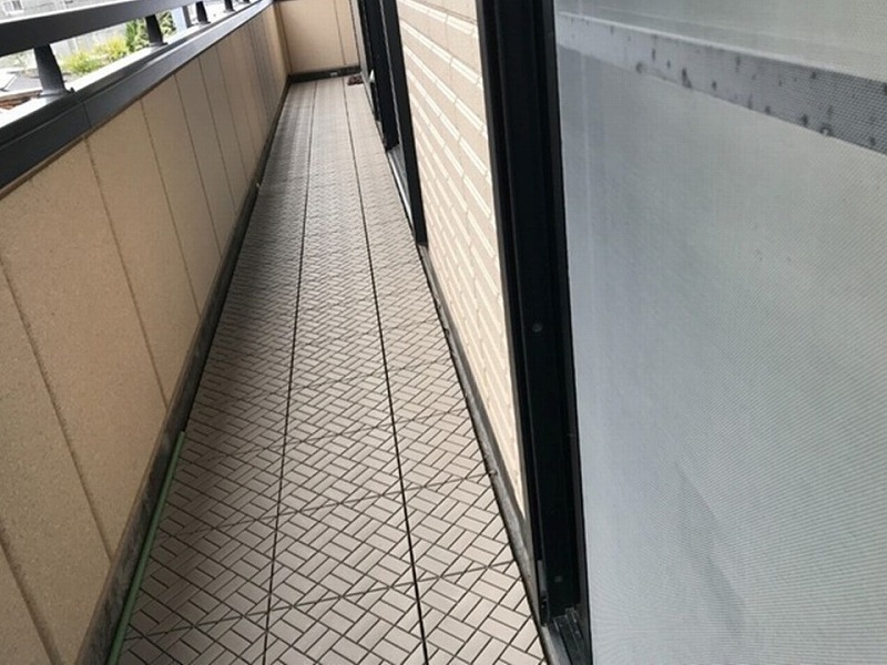 塩ビシート防水の上に床材が施工されたベランダ