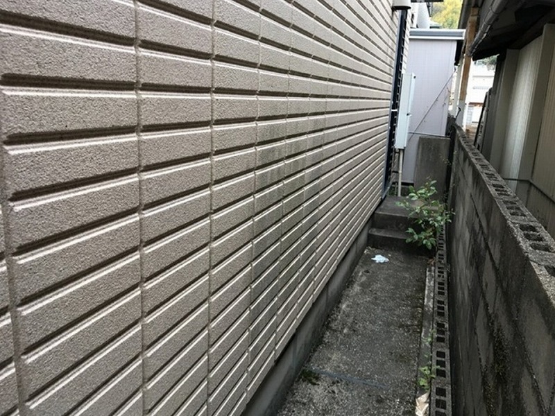 コケの繁殖した外壁