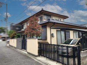 下屋根と2階の両方に軒天がある住宅