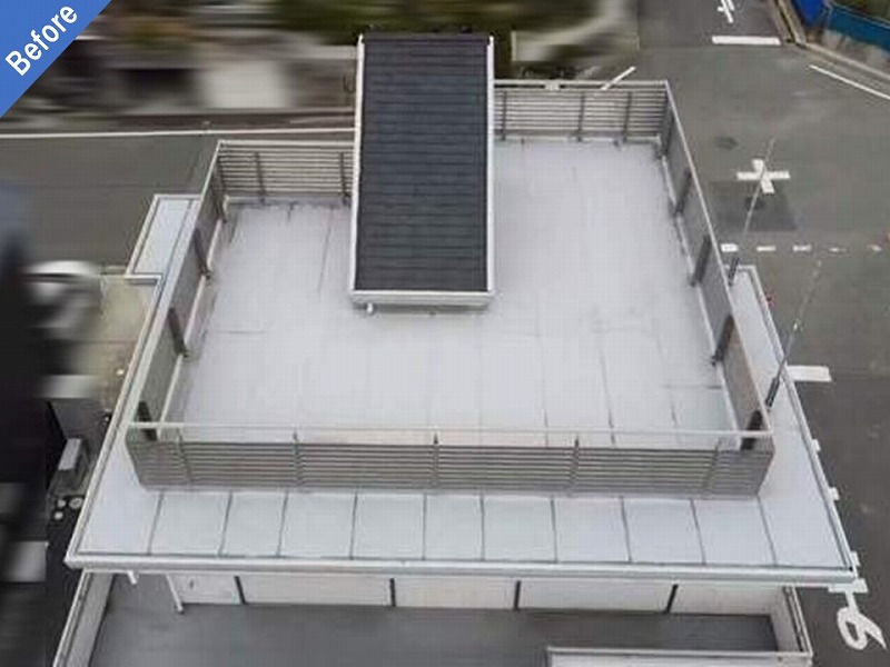 屋上防水と屋根カバー工法施工前の屋上全景
