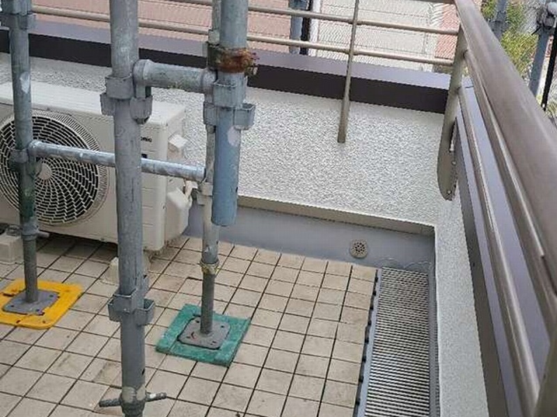笠木板金工事後のベランダ全景