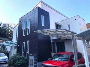 玄関のみに軒天がある住宅