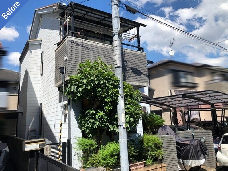 外壁塗装とコーキング工事前の戸建て住宅