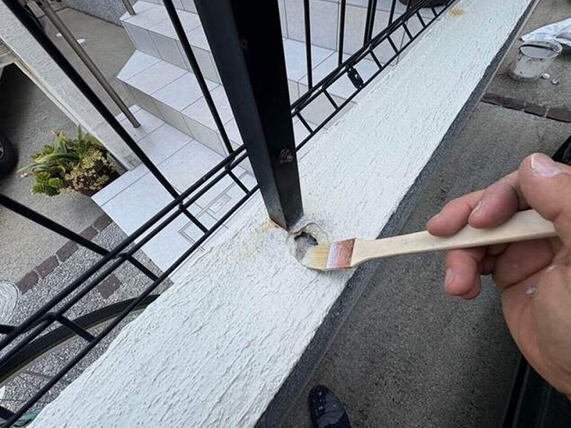 外塀の欠けにプライマー塗布