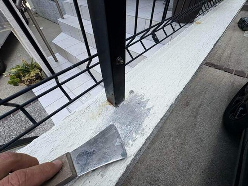 外塀の欠けにパテ補修