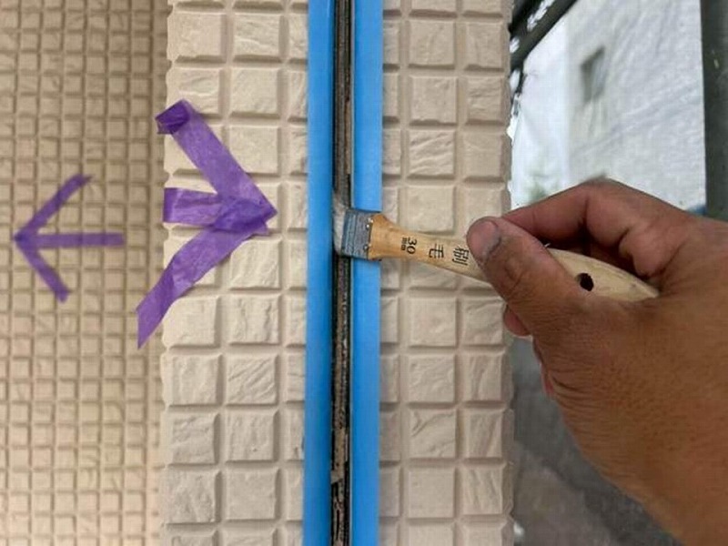 目地の清掃とプライマー塗布