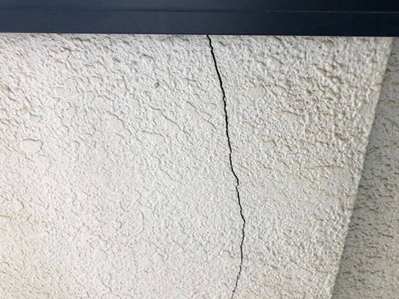 下塗りを省略するとひび割れや雨漏りのリスクが高まる
