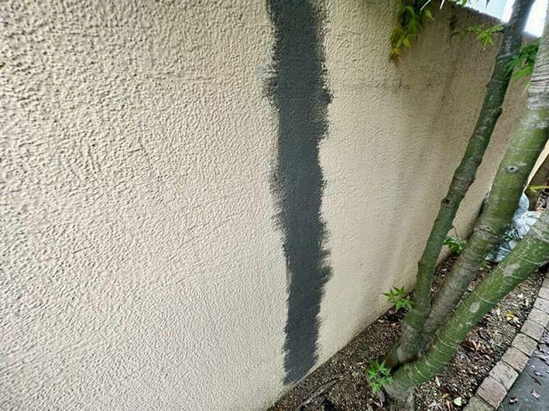 ひび割れ補修後の塀