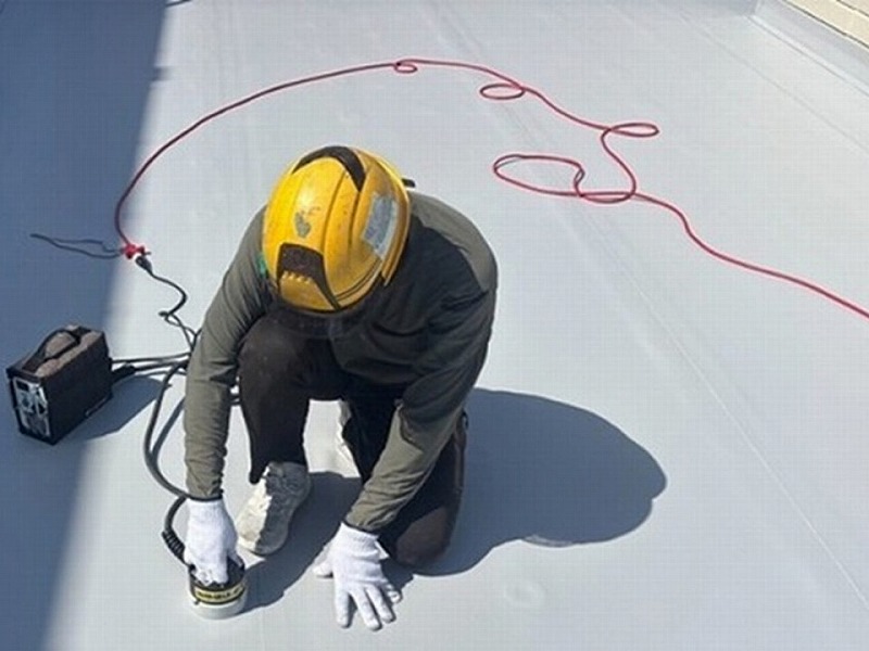 塩ビシート防水を施工する職人