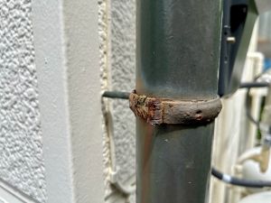 金具が劣化した雨どい