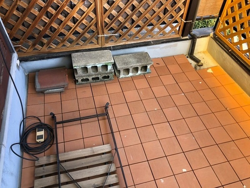 床材がおかれたベランダ