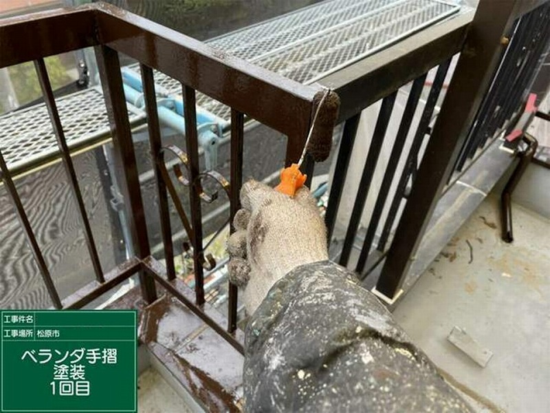 ベランダ手すりの中塗り